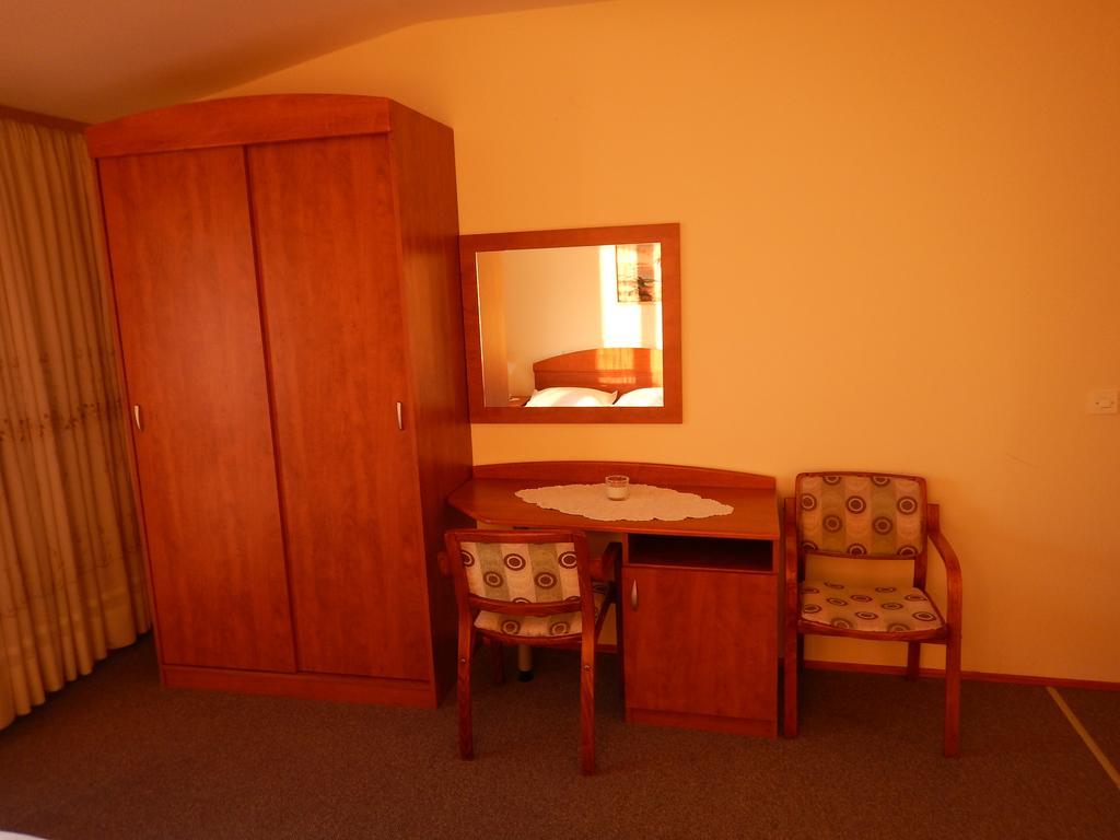 Apartment Danica Brela Buitenkant foto