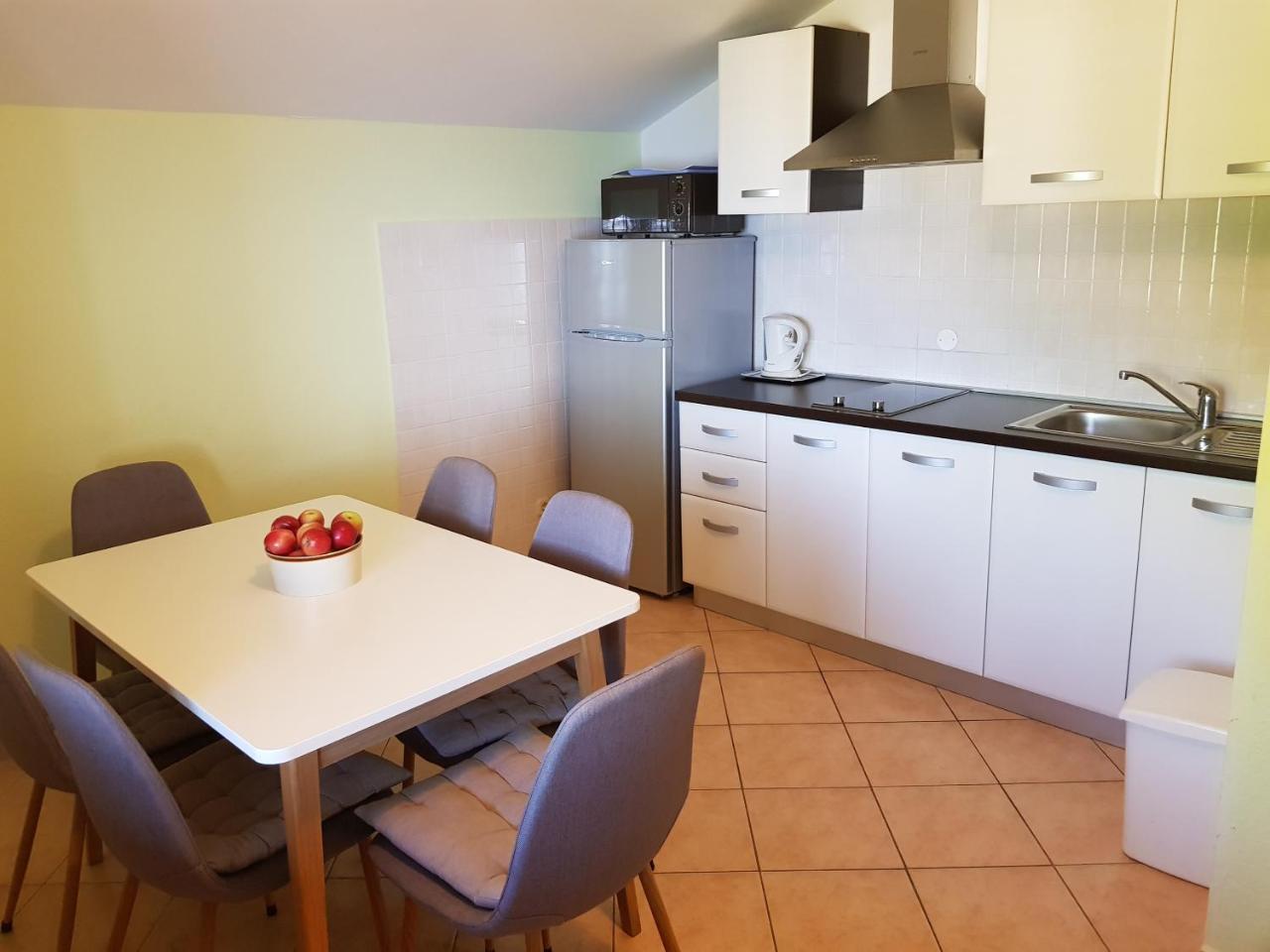 Apartment Danica Brela Buitenkant foto